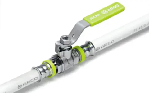 Válvula de bola con mango verde sobre tubo multicapa ARCO. Ideal para instalaciones donde se puede enterrar el tubo multicapa.