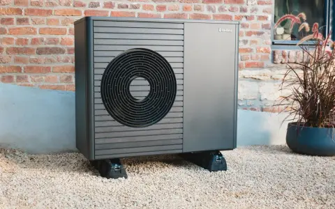 Unidades de bomba de calor Vaillant, eficientes y silenciosas, que demuestran qué es el COP en sistemas de climatización modernos.
