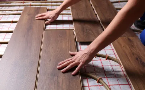 Instalación de suelo laminado sobre sistema de aerotermia. Evitar problemas de dilatación y asegurar la correcta transmisión del calor.
