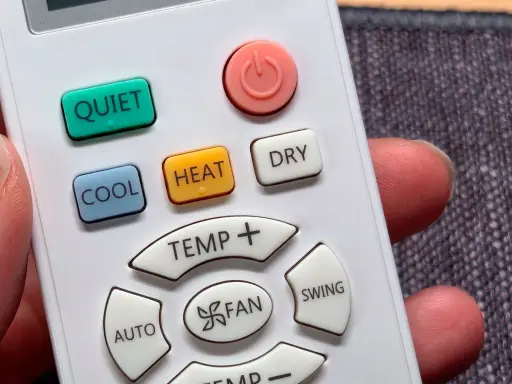 Mando a distancia con botón "DRY" para un ambiente seco y confortable, ideal para dormir.