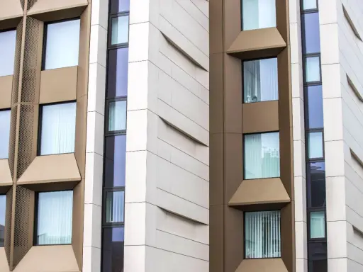 Fachada moderna con ventanas de diferentes tamaños y orientaciones, destacando la **orientación CE3X** en su diseño arquitectónico.
