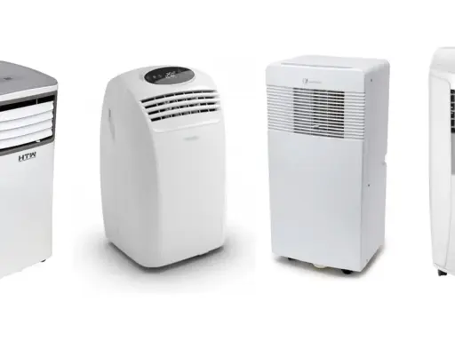 Cuatro aires acondicionados portátiles blancos. El tubo del aire acondicionado portátil sirve para evacuar el aire caliente al exterior.