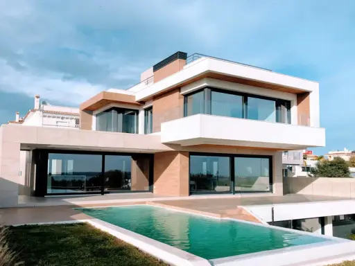 Moderna casa con piscina infinita, ideal para cambiar la fachada de tu casa y disfrutar del sol.