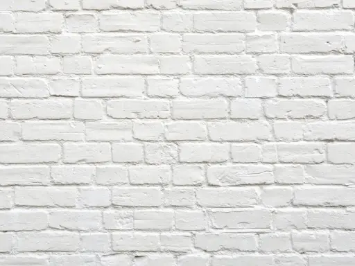 Pared de ladrillos blancos, con textura rugosa. Parece que se puede tirar una pared maestra, pero es solo una ilusión visual.