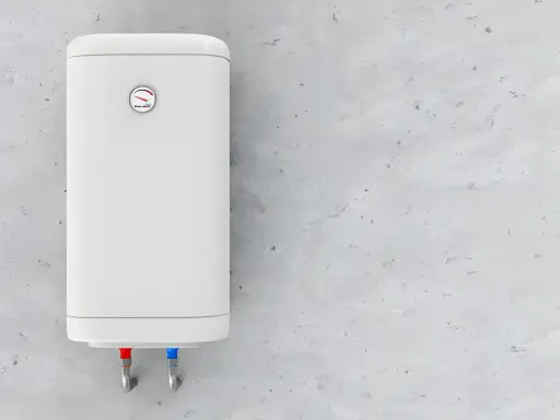 Termo eléctrico blanco colgado en pared de cemento. Las tuberías de agua fría y caliente indican que el termostato podría estar fallando porque salta el termostato del termo eléctrico.