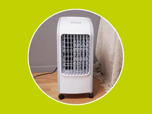 Climatizador blanco con ruedas, ideal para refrescar tu hogar.