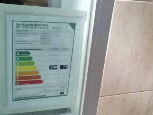 Etiqueta de calificación energética de un edificio, mostrando la escala de A a G. La validez del certificado energético es crucial para la eficiencia.