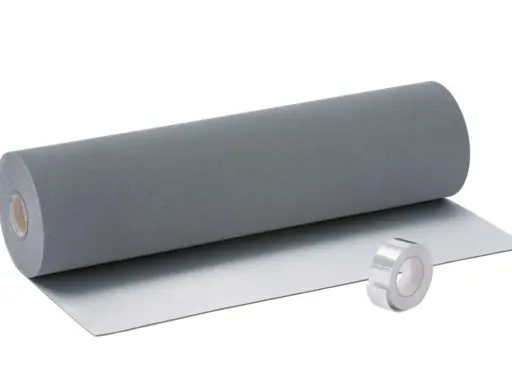 Rollo de material aislante gris y cinta plateada, ideal para aislar suelo ruido vecinos abajo.