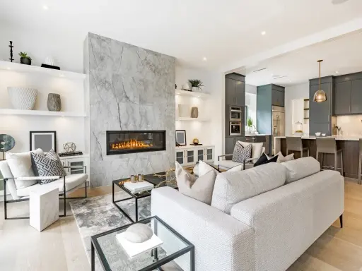 Elegante sala de estar con chimenea moderna de gas, un ejemplo de las clases de chimeneas que aportan calidez y estilo.