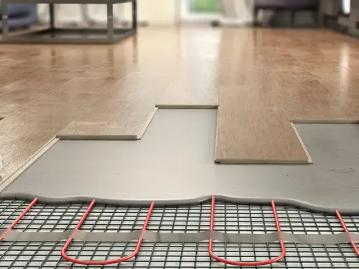Instalación de suelo radiante con termómetro mostrando 25.9°C, ideal para una temperatura suelo refrescante y confortable.