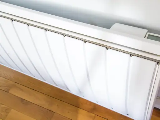 Radiador blanco con pantalla digital. Así es como funcionan los acumuladores de calor, almacenando energía para liberarla gradualmente.