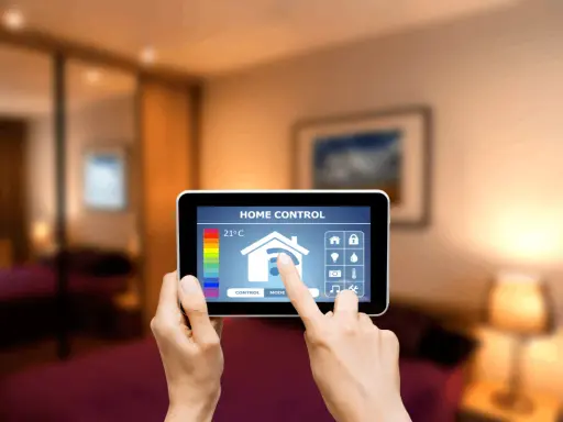 Control de temperatura caldera agua y calefacción en casa. Pantalla táctil muestra 21°C y iconos de hogar inteligente.