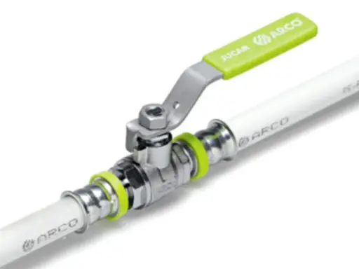 Válvula de bola con mango verde sobre tubo multicapa ARCO. Ideal para instalaciones donde se puede enterrar el tubo multicapa.