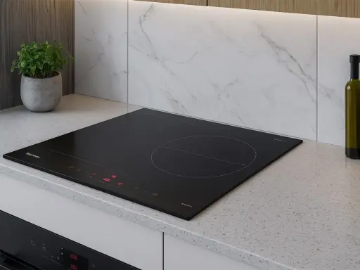 Placa de inducción negra moderna en encimera de granito. Considera los requisitos para instalar una placa de inducción para una cocina elegante.