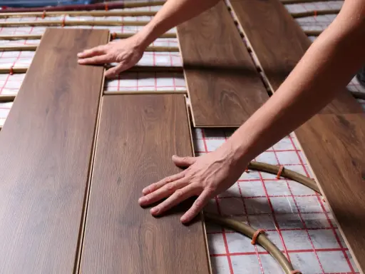 Instalación de suelo laminado sobre sistema de aerotermia. Evitar problemas de dilatación y asegurar la correcta transmisión del calor.