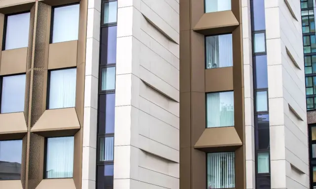 Fachada moderna con ventanas de diferentes tamaños y orientaciones, destacando la **orientación CE3X** en su diseño arquitectónico.