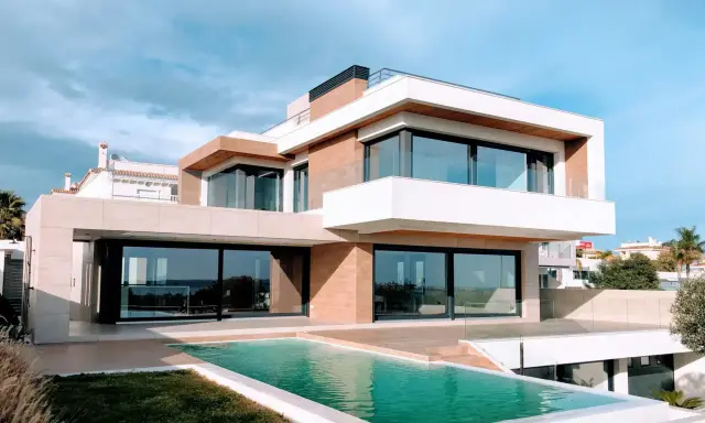 Moderna casa con piscina infinita, ideal para cambiar la fachada de tu casa y disfrutar del sol.