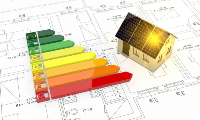 Gráfico de eficiencia energética de una vivienda con paneles solares sobre plano arquitectónico.