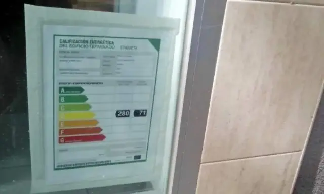 Etiqueta de calificación energética de un edificio, mostrando la escala de A a G. La validez del certificado energético es crucial para la eficiencia.