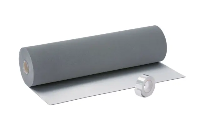 Rollo de material aislante gris y cinta plateada, ideal para aislar suelo ruido vecinos abajo.