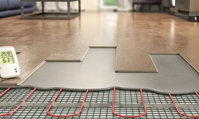 Instalación de suelo radiante con termómetro mostrando 25.9°C, ideal para una temperatura suelo refrescante y confortable.