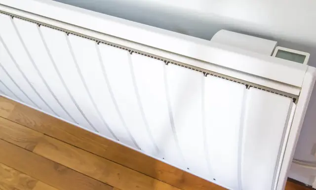 Radiador blanco con pantalla digital. Así es como funcionan los acumuladores de calor, almacenando energía para liberarla gradualmente.