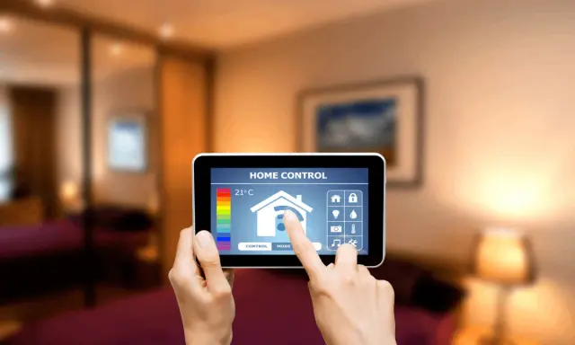 Control de temperatura caldera agua y calefacción en casa. Pantalla táctil muestra 21°C y iconos de hogar inteligente.