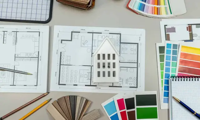 Planos de casa, muestras de materiales y paletas de colores para calcular el precio medio reforma integral.