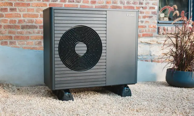 Unidades de bomba de calor Vaillant, eficientes y silenciosas, que demuestran qué es el COP en sistemas de climatización modernos.