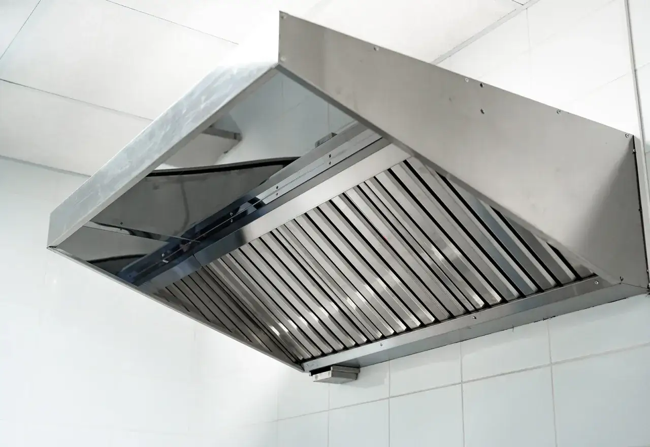 Campana extractora de acero inoxidable, esencial para una cocina profesional. Es obligatorio tener campana extractora en la cocina para mantener el aire limpio.