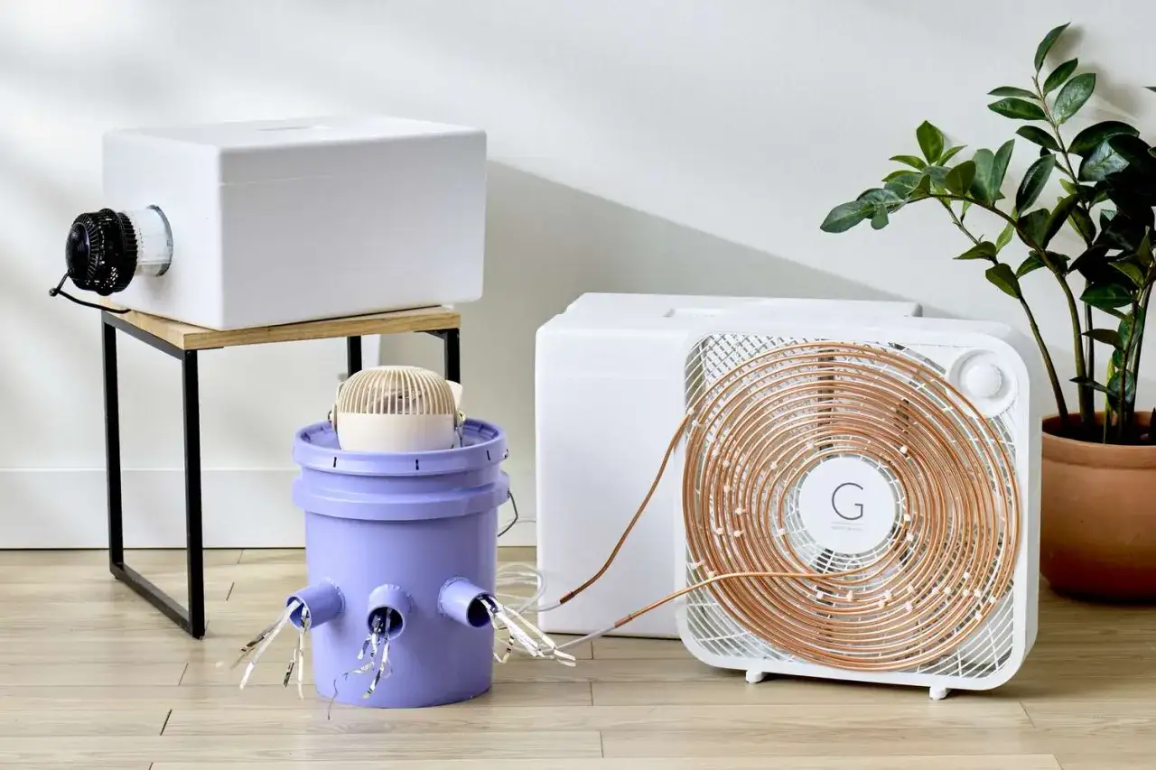 Sistema casero para instalar aire acondicionado uno mismo: ventilador, cubo morado con tubos y caja blanca.