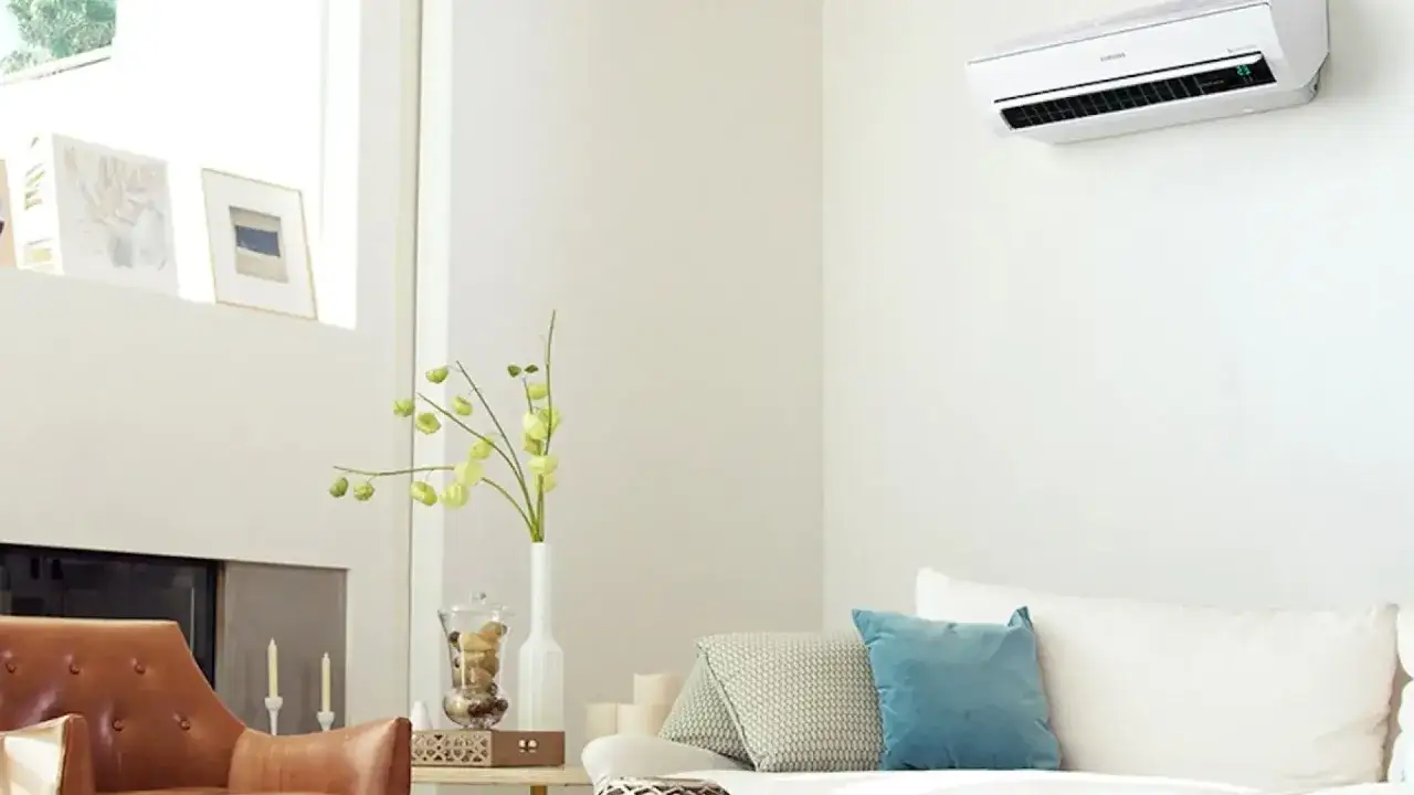 Un aire acondicionado Samsung en una sala de estar moderna. Entender la diferencia entre climatizador y aire acondicionado es clave para tu confort.