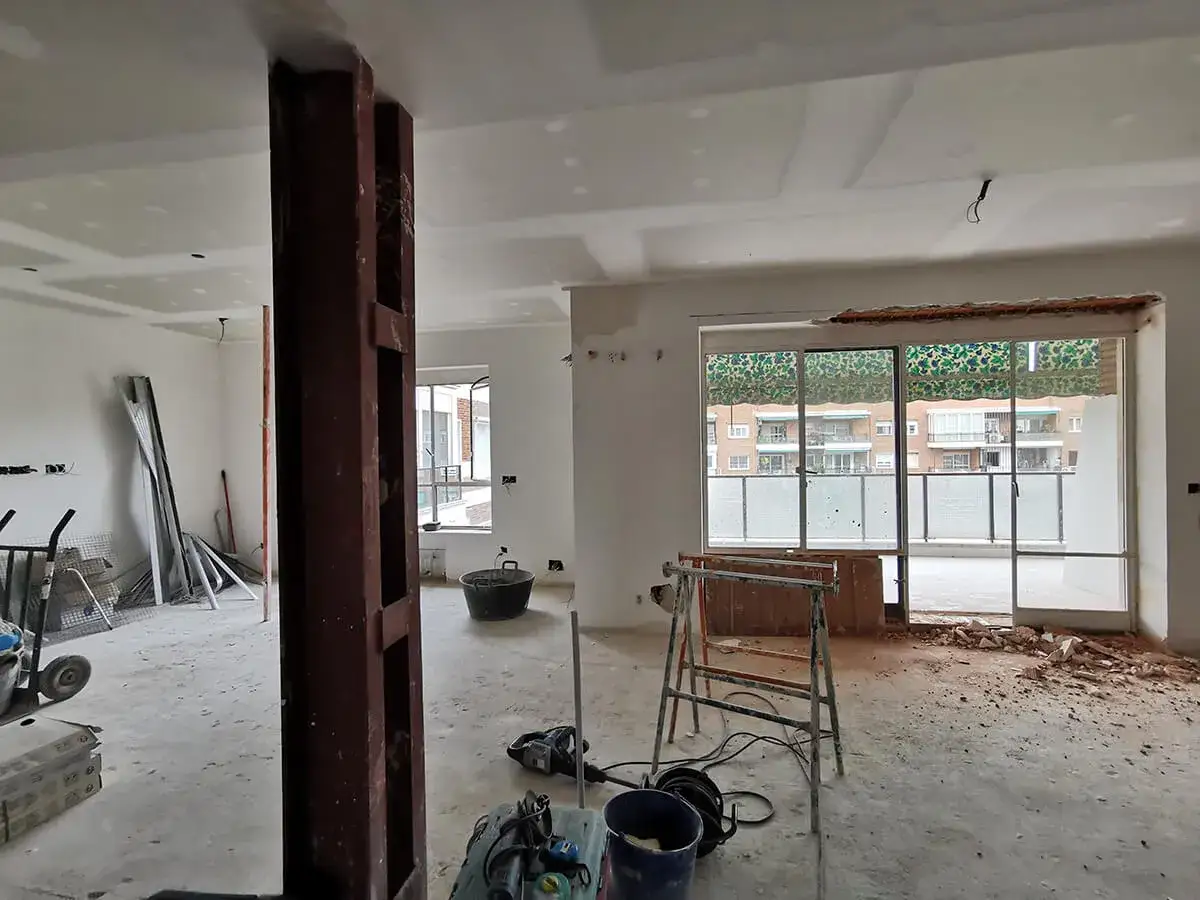 Interior en proceso de reforma. Se observan vigas met&aacute;licas, materiales de construcci&oacute;n y herramientas. Las iva obras de reforma avanzan.