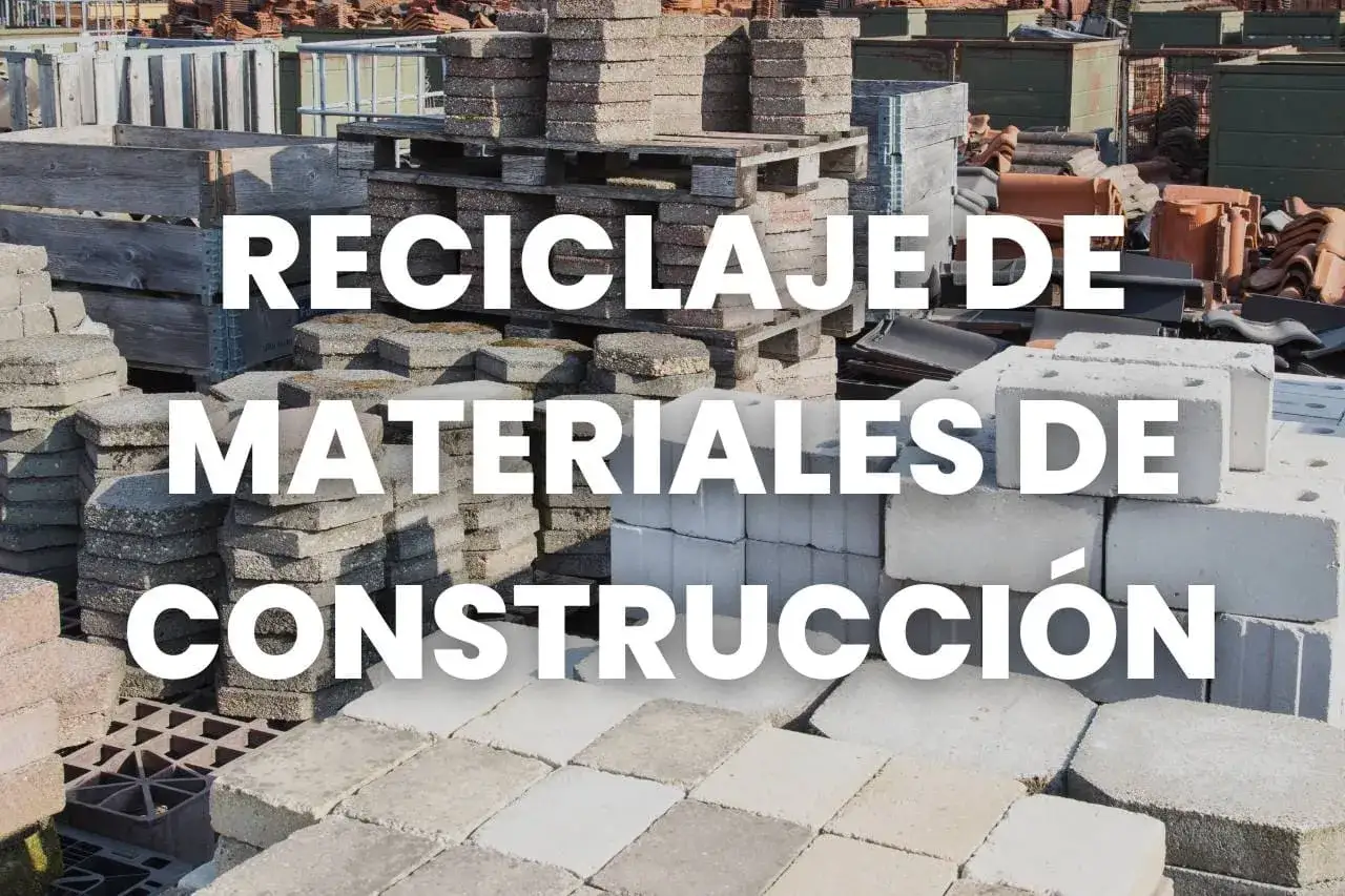 Mont&oacute;n de materiales de construcci&oacute;n reciclados, como ladrillos y adoquines, listos para reutilizar.