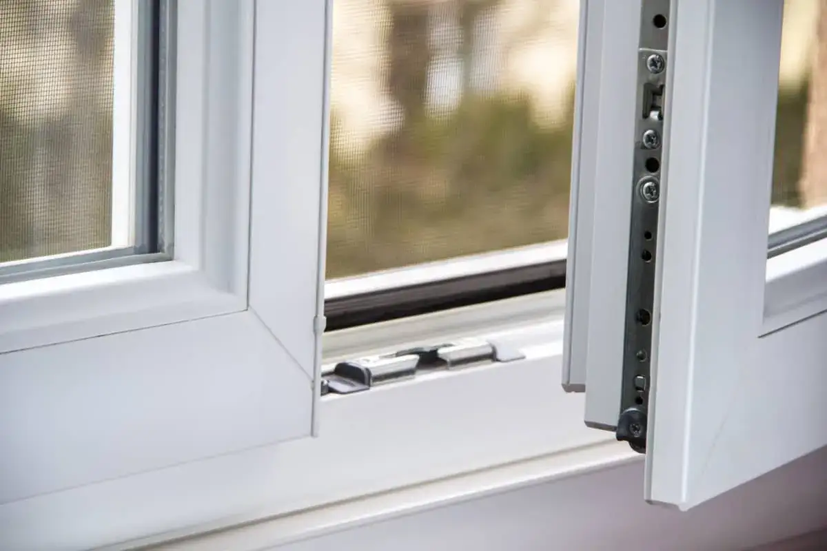 Ventana blanca abierta, mostrando el mecanismo y la mosquitera. Un detalle clave para saber como aislar termicamente una habitacion.