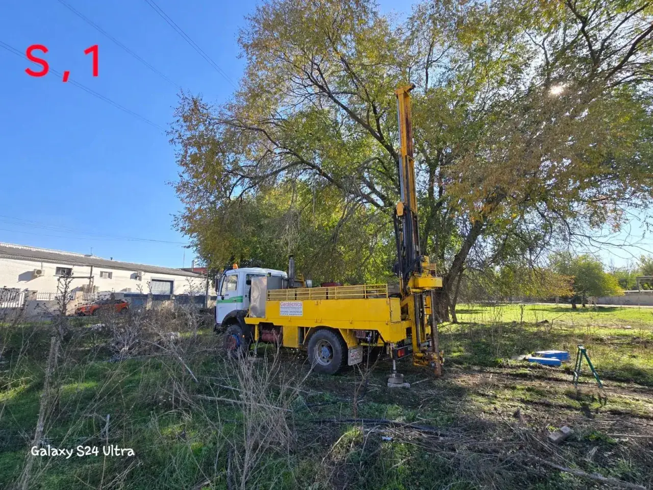 Cami&oacute;n con equipo de perforaci&oacute;n para estudio geotecnico obligatorio.
