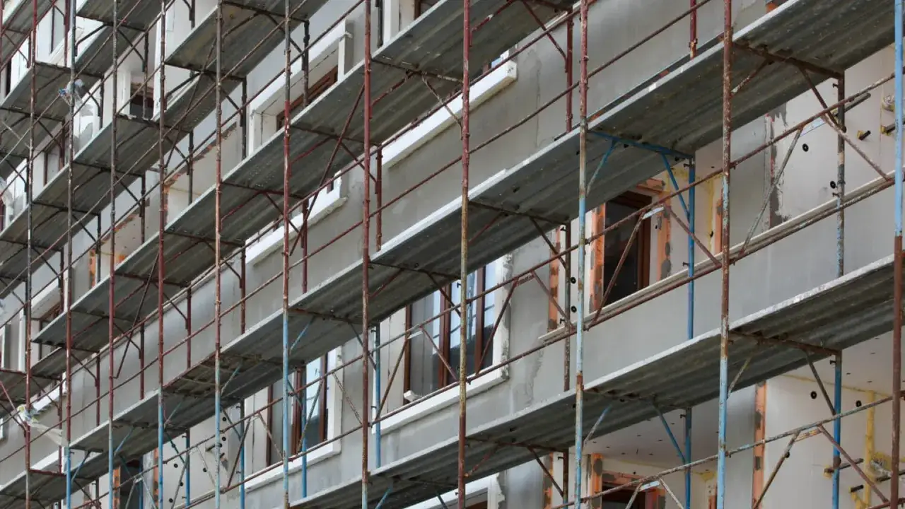 Andamio en edificio en construcci&oacute;n, con materiales que ofrecen db hr protecci&oacute;n frente al ruido.