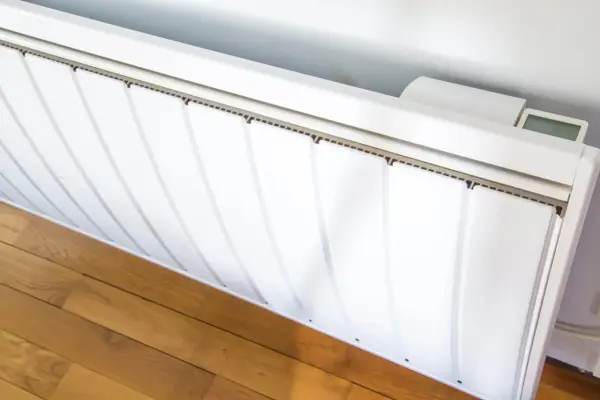 Radiador blanco con pantalla digital. Así es como funcionan los acumuladores de calor, almacenando energía para liberarla gradualmente.