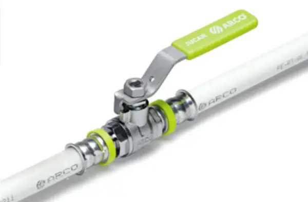 Válvula de bola con mango verde sobre tubo multicapa ARCO. Ideal para instalaciones donde se puede enterrar el tubo multicapa.