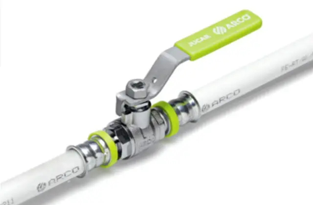 Válvula de bola con mango verde sobre tubo multicapa ARCO. Ideal para instalaciones donde se puede enterrar el tubo multicapa.