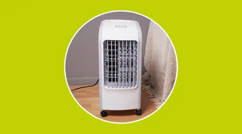 Climatizador blanco con ruedas, ideal para refrescar tu hogar.